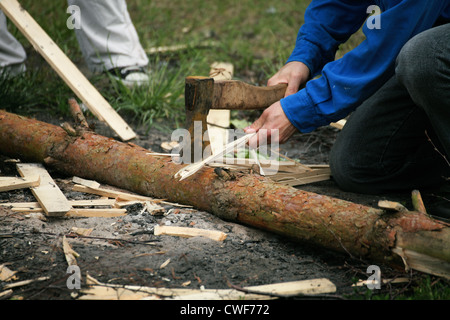 Alten Axt stecken mit natürlichen Hintergrund Mann in ein Hackklotz und Holzsplitter. Stockfoto