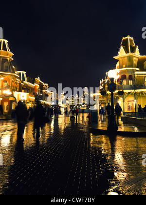 Hauptstraße in Disneyland Paris beleuchtet im Regen nachts, Stockfoto