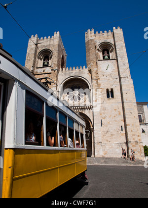 Gelben Straßenbahn in der Nähe von Lissabon Kathedrale Sé Stockfoto