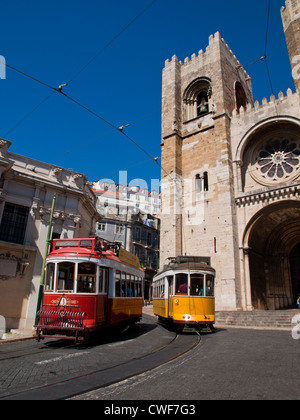 Straßenbahnen vorbeifahren Lissabon Sé Kathedrale Fassade Stockfoto