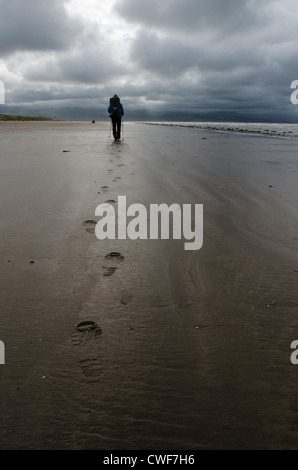 einsame Gestalt Spaziergänge Strand, wales Stockfoto