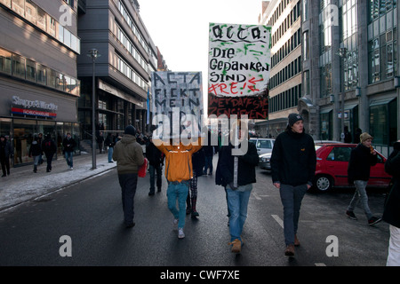 Anti-Acta-Demonstration in Berlin. Demonstranten halten Zeichen. Stockfoto