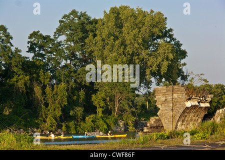Kajaks am Schoharie Aquädukt auf den Erie-Kanal, Mohawk Valley, New York State Stockfoto