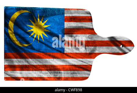 Strukturierte Malaysia Flagge gemalt auf alten stark beanspruchte hacken oder Schneidebrett auf weißem Hintergrund Stockfoto