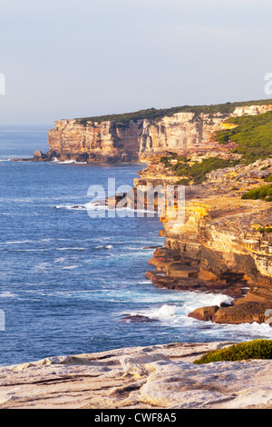 Sandstein-Klippen an der Küste der Royal National Park, Sydney, NSW, Australien Stockfoto