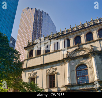 Julia Ideson (öffentliche Bibliothek), Enterprise Plaza hinten, Innenstadt, Houston, Texas, USA Stockfoto