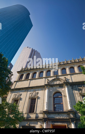 Julia Ideson Gebäude (öffentliche Bibliothek), Wells Fargo Plaza, Plaza Enterprise hinten, Innenstadt, Houston, Texas, USA Stockfoto