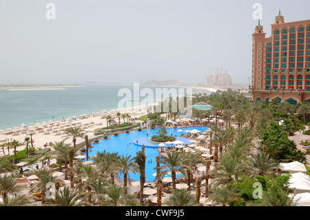 Strand und Pool im Luxus-Hotel, Dubai, Vereinigte Arabische Emirate Stockfoto