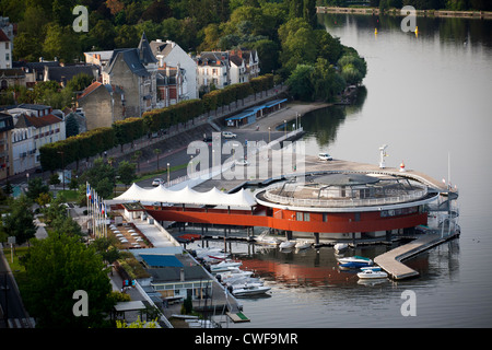 Auf dem rechten Ufer des Allier Sees, ein Luftbild des Restaurants "la Rotonde" und der Marina (Vichy-Frankreich Auvergne) Stockfoto