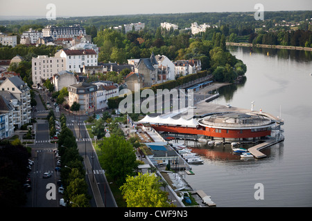 Auf dem rechten Ufer des Allier Sees, ein Luftbild des Restaurants "la Rotonde" und der Marina (Vichy-Frankreich Auvergne) Stockfoto