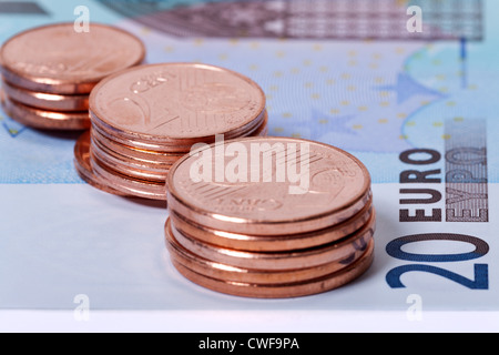 Glänzendes Euro-Münzen-Stacks und Banknoten so nah zu sehen Stockfoto