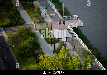 Eine Luftaufnahme der angelegten Promenade für Fußgänger, am rechten Ufer des Allier-Sees (Vichy - Auvergne - Frankreich). Stockfoto