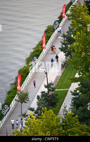 Eine Luftaufnahme der angelegten Promenade für Fußgänger, am rechten Ufer des Allier-Sees (Vichy - Auvergne - Frankreich). Stockfoto