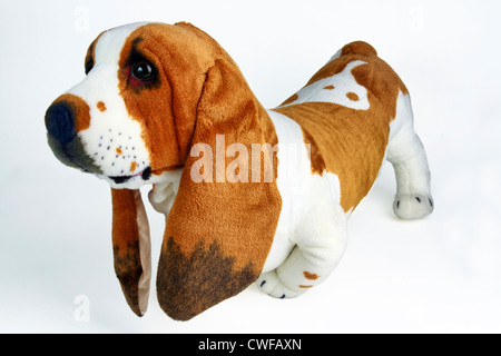 Realistisch aussehende Basset Hound-Stofftier Stockfoto