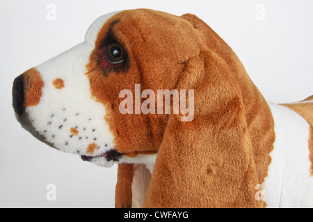 Realistisch aussehende Basset Hound-Stofftier Stockfoto