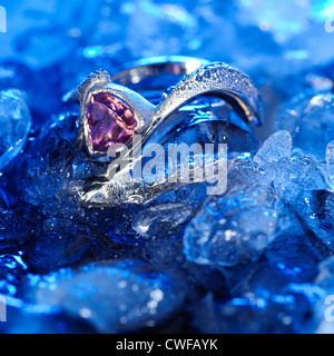 gefrorene Pink und Silber ring aus Eis Stockfoto