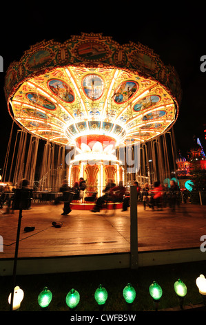 Kopenhagen, Dänemark - 18. Dezember 2011: Nachtansicht des Karussells in Tivoli Gardens Stockfoto