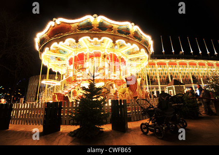 Kopenhagen, Dänemark - 18. Dezember 2011: Nachtansicht des Karussells in Tivoli Gardens Stockfoto