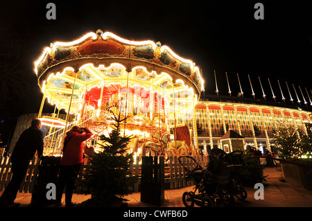 Kopenhagen, Dänemark - 18. Dezember 2011: Nachtansicht des Karussells in Tivoli Gardens Stockfoto