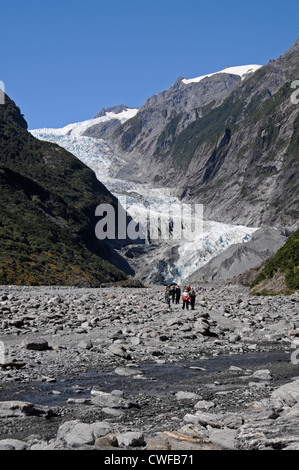 Besucher Unternehmen einen Spaziergang am Fuße des Franz-Josef-Gletschers auf der Südinsel Neuseelands Stockfoto