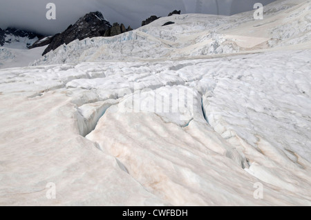 Auf dem 12 km langen Franz-Josef-Gletscher im Westland-Tai-Poutini-Nationalpark an der Westküste Neuseelands bilden sich tiefe Spalten Stockfoto