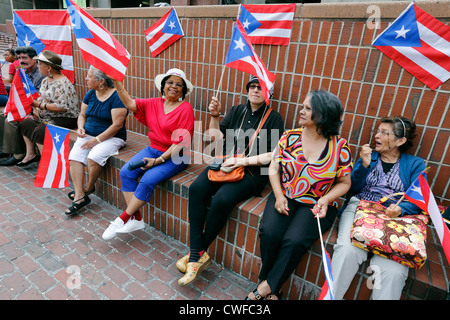 Puerto Rican Frauen während der Festival City Hall Plaza, Boston, Massachusetts Stockfoto