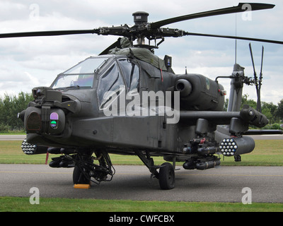 Voll bewaffnet Dutch Royal Airforce Apache AH-64 Hubschrauber an Seppe Flugplatz, Noord-Brabant, Niederlande Stockfoto