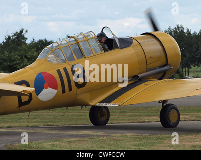 Vintage Harvard Training Flugzeug Rollen auf dem Laufsteg Seppe Airfield, Niederlande Stockfoto