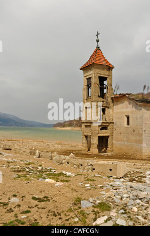 Europa, Makedonien, Mavrovo Nationalpark, St.-Nikolaus-Kirche, Original ertrunken durch Aufstauung des Sees aber sichtbar bei trockenem Wetter Stockfoto