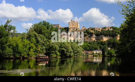 Bootstour auf der Dordogne vorne auf der Château de Beynac, Dordogne, Aquitaine, Frankreich Stockfoto