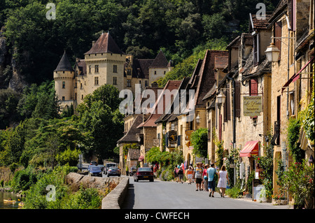 La Roque-Gageac, Dordogne, Aquitaine, Frankreich. Die Hauptstraße und das 19. Jahrhundert Château De La Malartrie Stockfoto