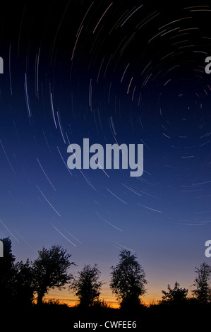 Sternspuren in einem dunkelblauen Nachthimmel mit wenig twilight Abendrot Stockfoto