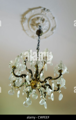 Kristall Glas elektrische Kronleuchter von weißen Decke hängen Stockfoto