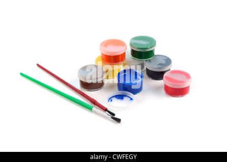 Kisten mit Farben und Pinsel auf weißem Hintergrund Stockfoto