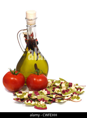 Olivenöl, Tomaten und Pasta als Lebensmittelzutaten Schmetterling Stockfoto