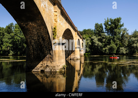 Familie tut eine Kanu trip auf der Dordogne Fluss, Grolejac, Dordogne, Aquitaine, Frankreich Stockfoto