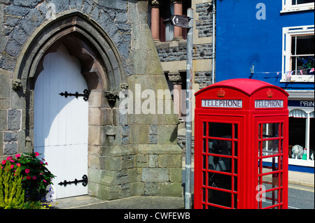 Clock Tower und Telefon Kiosk Knighton Powys Wales Stockfoto