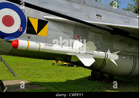 träge Rakete angebracht, ein English Electric Lightning F-53 ZF588 Jet Flugzeug East Midlands Aeropark England uk Stockfoto