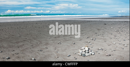 Medewi Strand mit schwarzem Vulkansand Stockfoto