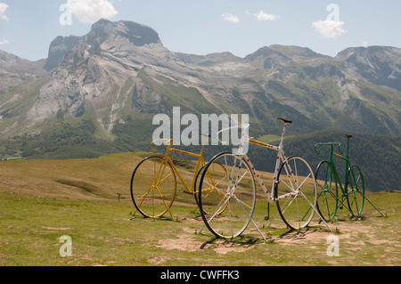 Riesige Skulpturen von Rennrädern auf dem Gipfel Col d' Aubisque ein Mountain pass in den Pyrenäen Südwest-Frankreich Stockfoto