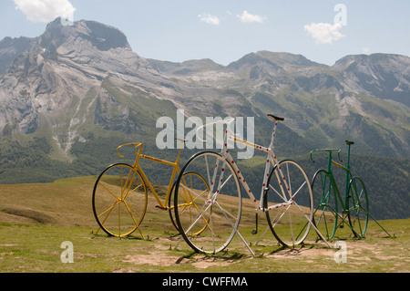 Riesige Skulpturen von Rennrädern auf dem Gipfel Col d' Aubisque ein Mountain pass in den Pyrenäen Südwest-Frankreich Stockfoto