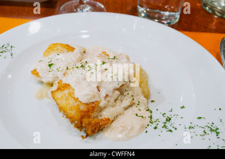 Gegrillter Kabeljau mit Cava-Sauce. Schließen Sie die Ansicht. Stockfoto