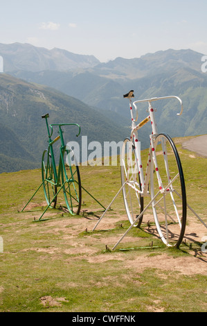 Riesige Skulpturen von Rennrädern auf dem Gipfel Col d' Aubisque ein Mountain pass in den Pyrenäen Südwest-Frankreich Stockfoto