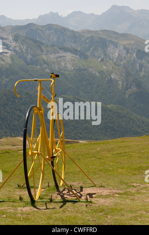 Riesige Skulptur von Rennrad auf dem Gipfel Col d' Aubisque ein Gebirgspass in den Pyrenäen im Südwesten Frankreichs Stockfoto