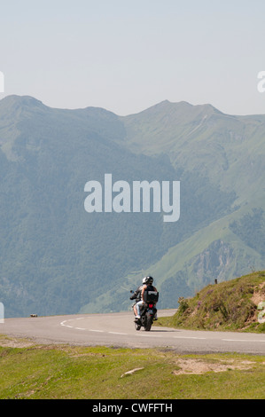 Motorradfahren in den französischen Pyrenäen in der Nähe von Col d' Aubisque Südwest-Frankreich Stockfoto