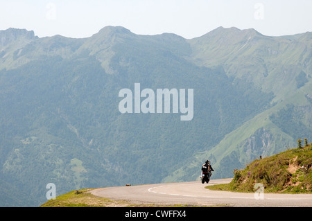 Motorradfahren in den französischen Pyrenäen in der Nähe von Col d' Aubisque Südwest-Frankreich Stockfoto