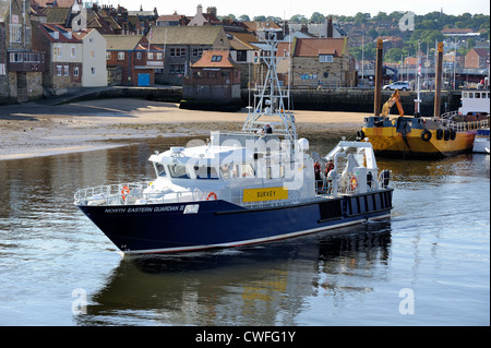 North eastern Wächter Fischerei Patrouille Boot verlassen Whitby auf Umfrage Pflichten North Yorkshire England uk Stockfoto