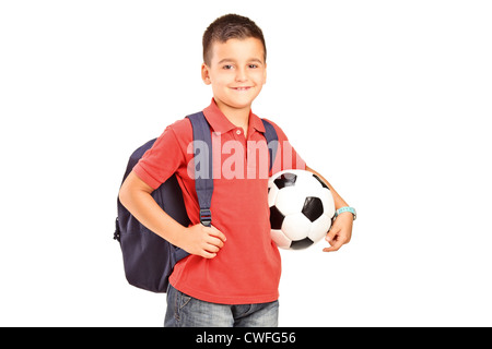 Ein Kind mit Rucksack hält einen Fußball isoliert auf weißem Hintergrund Stockfoto