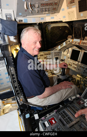 Ehemaliger NASA-Astronaut Neil Armstrong, der im Jahr 1969 wurde der erste Mensch den Mond betrat, sitzt in der Kommandant Sitz des Space Shuttle Atlantis 27. April 2012 am Kennedy Space Center, FL. Atlantis vorbereitet wird am Kennedy Space Center Visitor Complex angezeigt und soll Rollover auf der Anlage im November. Stockfoto