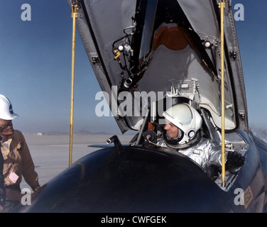 NASA-Testpilot Neil Armstrong im Cockpit des x-15 Schiff #1 nach einem Forschung Flug 1. Januar 1960 am Dryden Flight Research Center, Edwards, CA. Die x-15 war ein raketengetriebenes Flugzeug 50 Fuß lange mit einer Flügelspannweite von 22 Fuß. Es war ein Raketen-förmigen Fahrzeug mit einer ungewöhnlichen keilförmigen Seitenleitwerk, dünne stubby Flügeln und einzigartige Seite Verkleidungen, die entlang der Seite des Rumpfes erweitert. Stockfoto